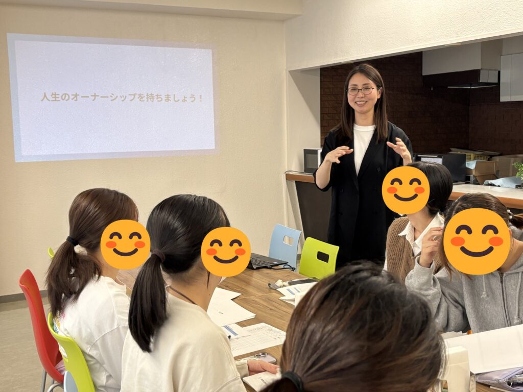 北園会館様のキャリアセミナーで、当社代表の山中泰子が「ライフとキャリア」をテーマに講義する様子