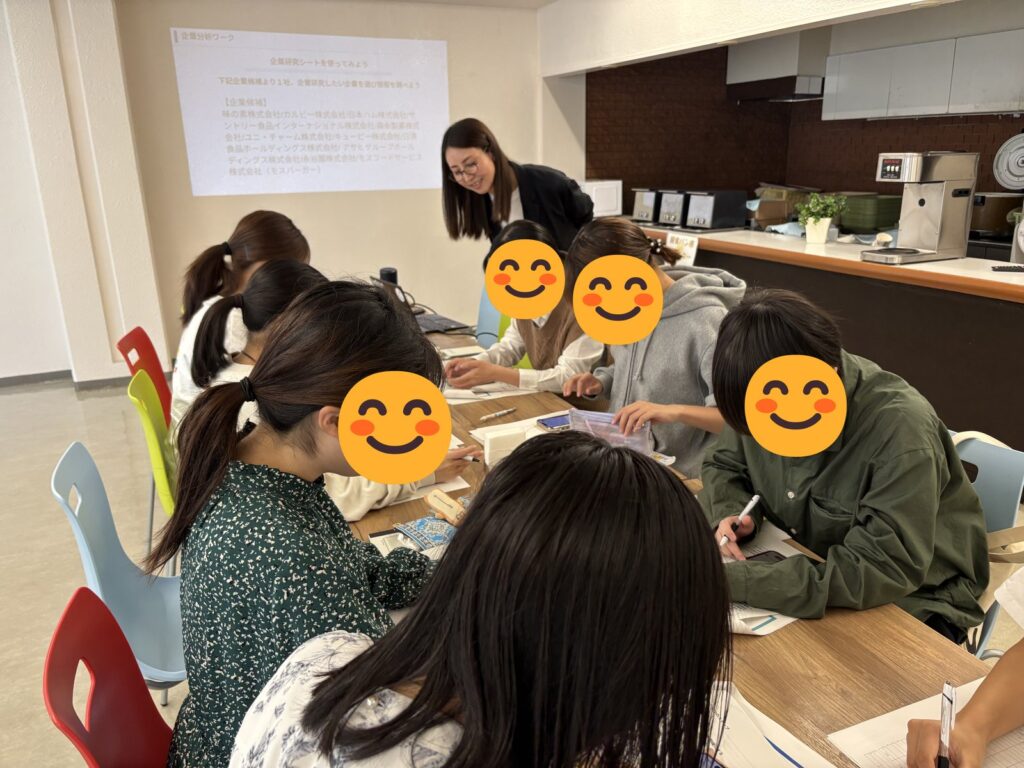北園会館様のキャリアセミナーで、館生のみなさまがテーブルを囲んでワークに取り組む様子